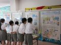 日本の海でとれる魚に興味津々の小学生