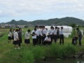 実演を見守る生徒たち
