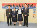 (左から)同校田中雄大教諭、新メンバー 池田優芽さん、木村百華さん、内海宏之室長