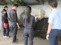 堆肥の温度チェックを行う生徒達