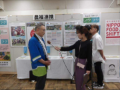 取材を受ける實井次長