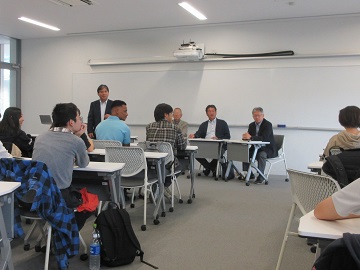 聴講者（学生）の意見を聞いている様子