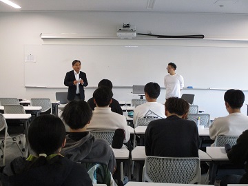 小川副学長（左）と山田執行役員との対談