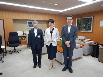笠岡市長から中国四国農政局長と 担当職員へのお礼(岡山市7月10日)