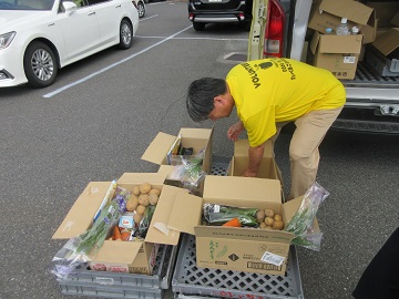 食品を仕分ける様子