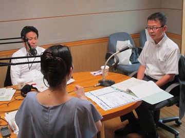 スタジオの様子。手前はパーソナリティーの吉見氏、奥は治多医農融合公衆衛生学環長