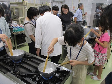 やけどに気を付けて!塩つくりも大変です