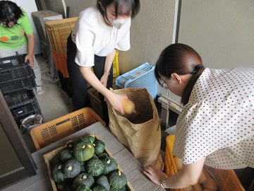 野菜の数を数えて箱詰め