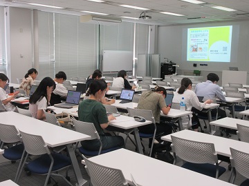 レポート課題に取り組む受講者