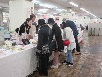 買い物客で賑わう会場