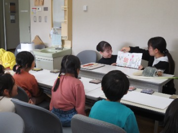 学生による読み聞かせの様子