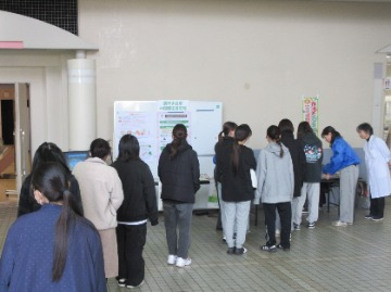 ベジチェックを待つ学生