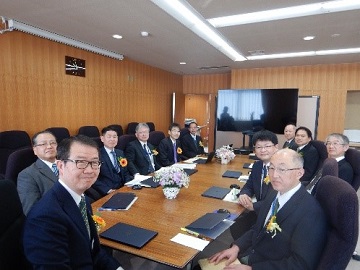 花いっぱいの局議の様子