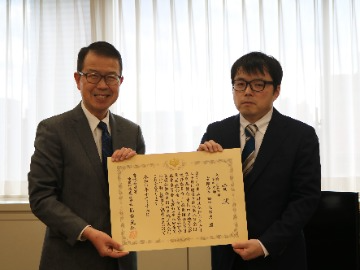局長と受賞された田中氏(右)