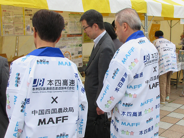 農政局ブースを視察する局長