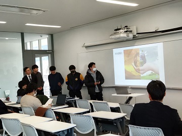 プレゼンテーションを行う学生