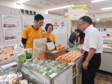 商品説明を受ける古賀次長