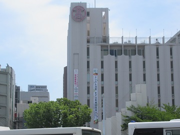 岡山髙島屋に懸垂幕を掲出