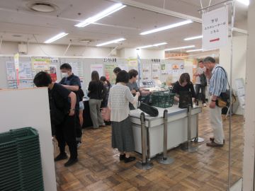 買い物客で賑わう会場