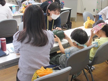 野菜クイズに挑戦する親子