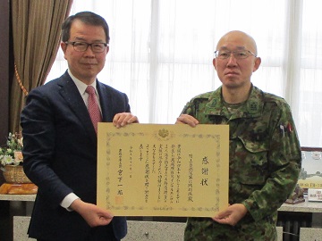 仙台中国四国農政局長と日本原駐屯地第13特科隊長