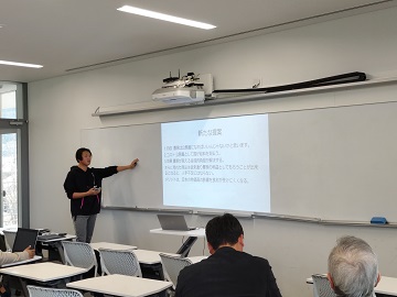 プレゼンテーションを行う学生1