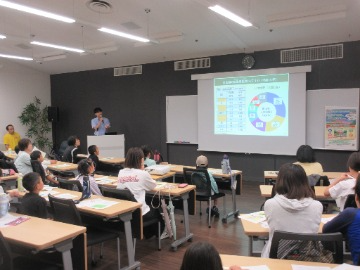 農政局職員による環境に配慮した農業についての説明