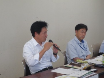 意見交換をする都築消費・安全部長