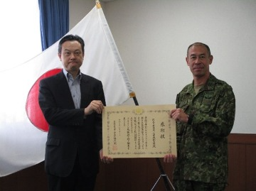 郷中国四国農政局長と出雲駐屯地第13偵察戦闘大隊長