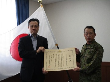 郷中国四国農政局長と出雲駐屯地第304施設隊副隊長