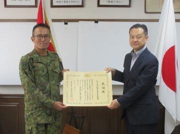 郷中国四国農政局長と米子駐屯地第８普通科連隊長