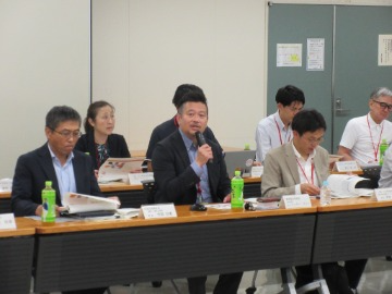 講話する馮政淼所長（中央）