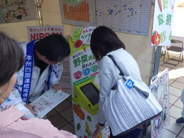 ベジチェック®を体験する来場者