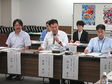 意見交換をする都築消費・安全部長