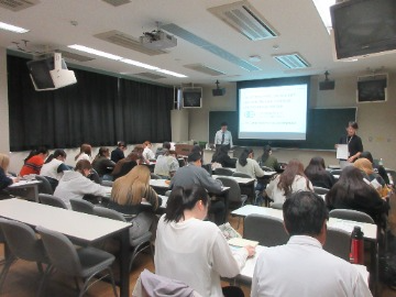 熱心に学ぶ学生