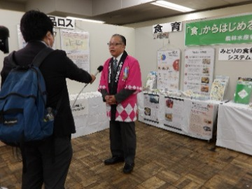 商品の説明を受ける古賀次長