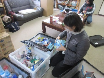 仕分け作業を手伝う様子 