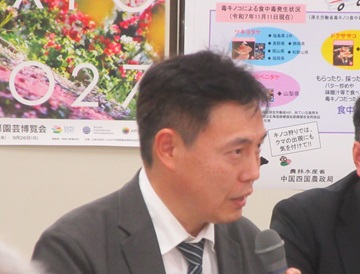 意見交換をする都築消費・安全部長