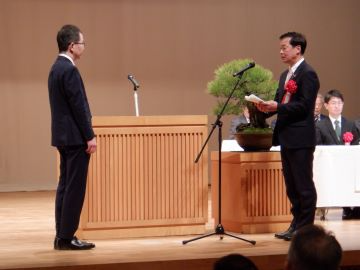 謝辞を述べる中山事業促進協議会会長（小松島市長）