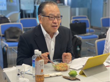 古賀次長（審査員）の試食・講評の様子