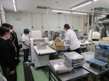 パン工房を見学する学生たち