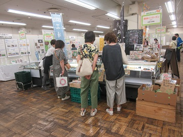 買い物客で賑わう会場