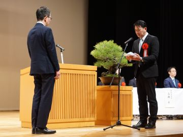 謝辞を述べる岩佐那賀川土地改良区理事長（阿南市長）