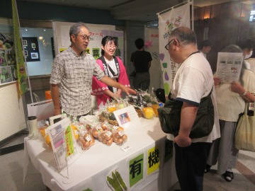 生産者と触れ合える販売ブース