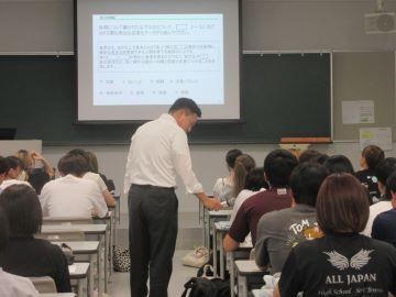 学生に質問する様子
