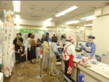 買物客で賑わう会場