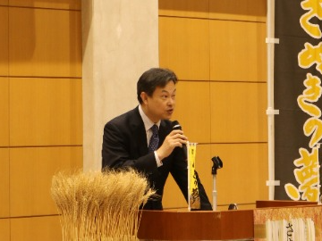 祝辞を述べる郷局長