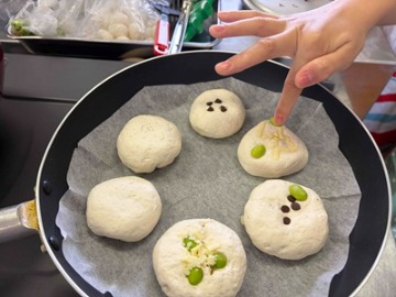 米粉パン生地に具材をトッピング