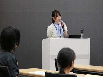 農政局の若手職員による環境に配慮した農業の説明