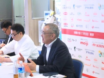 實井次長（審査員）の試食・講評の様子